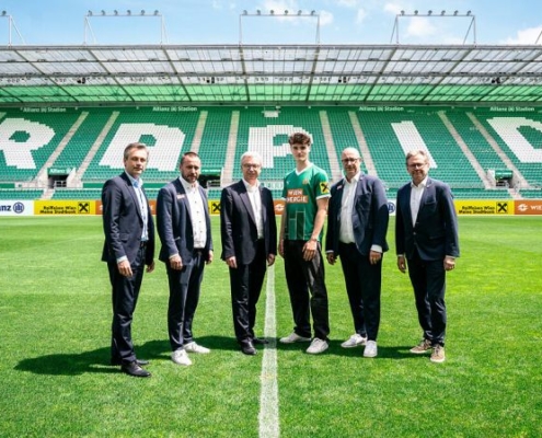 Foto (Credits: SK Rapid): Martin Hauer (Vorstand Raiffeisenlandesbank NÖ-Wien), Steffen Hofmann, Michael Höllerer (Generaldirektor Raiffeisen NÖ-Wien), Nikolas Sattlberger, Marcus Knipping, Alexander Wrabetz.