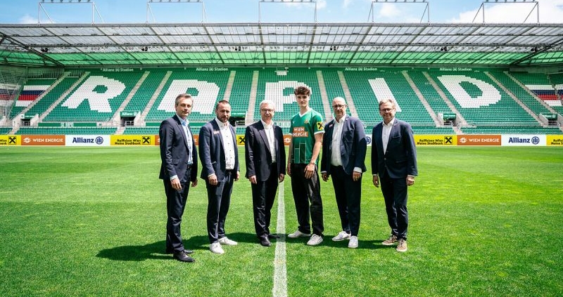 Foto (Credits: SK Rapid): Martin Hauer (Vorstand Raiffeisenlandesbank NÖ-Wien), Steffen Hofmann, Michael Höllerer (Generaldirektor Raiffeisen NÖ-Wien), Nikolas Sattlberger, Marcus Knipping, Alexander Wrabetz.