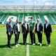 Foto (Credits: SK Rapid): Martin Hauer (Vorstand Raiffeisenlandesbank NÖ-Wien), Steffen Hofmann, Michael Höllerer (Generaldirektor Raiffeisen NÖ-Wien), Nikolas Sattlberger, Marcus Knipping, Alexander Wrabetz.