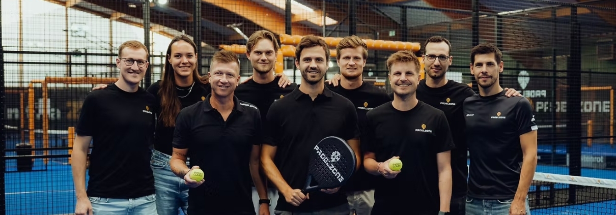 PADELZONE - FC Blau Weiss Linz - Jan Riesner, Luisa Schulte-Tigges, Rainhard Boisits, Florian Stalzer, Patrick Vormair, Markus Krocker, Lukas Reichl, Daniel Wimmer, Patrick Krankl - Credits PADELZONE und FC Blau Weiss Linz