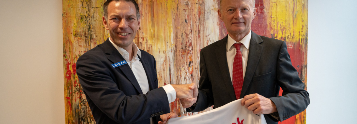FC Blau-Weiß Linz Geschäftsführer Christoph Peschek und Oberbank Generaldirektor Dr. Franz Gasselsberger - Credits: FC Blau-Weiß Linz