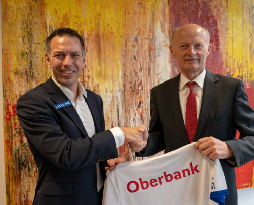 FC Blau-Weiß Linz Geschäftsführer Christoph Peschek und Oberbank Generaldirektor Dr. Franz Gasselsberger - Credits: FC Blau-Weiß Linz