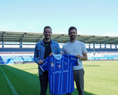 Christoph Högler (Gründer und Geschäftsführer von FanInvest) und Patrick Vormair (Leiter Marketing & Sponsoring FC Blau-Weiß Linz) - Credits: FC Blau-Weiß Linz