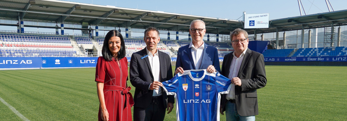 Foto (Credits: FC Blau-Weiß Linz): Kathrin Kühtreiber-Leitner (Vorstandsdirektorin Oberösterreichische Versicherung), Christoph Peschek (Geschäftsführer FC Blau-Weiß Linz), Othmar Nagl (Generaldirektor Oberösterreichische Versicherung), Robert Wasner (Vorstandsdirektor Oberösterreichische Versicherung)