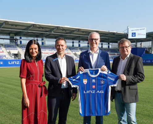 Foto (Credits: FC Blau-Weiß Linz): Kathrin Kühtreiber-Leitner (Vorstandsdirektorin Oberösterreichische Versicherung), Christoph Peschek (Geschäftsführer FC Blau-Weiß Linz), Othmar Nagl (Generaldirektor Oberösterreichische Versicherung), Robert Wasner (Vorstandsdirektor Oberösterreichische Versicherung)
